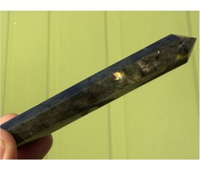 Labradoriet punt obelisk