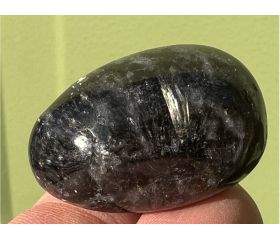 Anthophyllite met zwarte Spinel