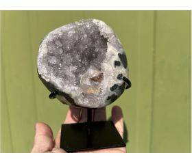 Amethist geode met calciet op standaard