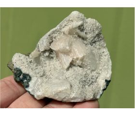 kneusjeshoek Apofyliet kristallen met Stilbiet