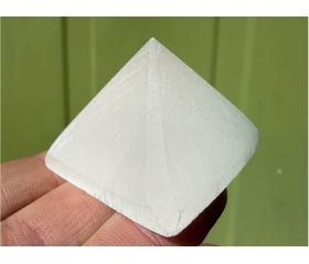 kneusjeshoek  Seleniet  Satijnspaat pyramide 