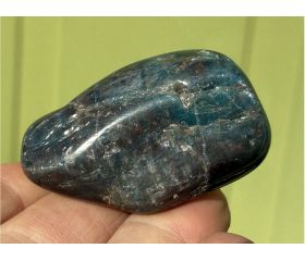 kneusjeshoek Apatiet blauw vrije vorm handsteen 