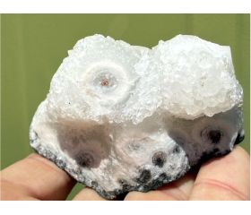 kneusjeshoek Apofyliet kristallen met Chalcedoon ogen
