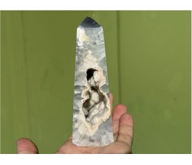 Agaat obelisk met druzy kristallen