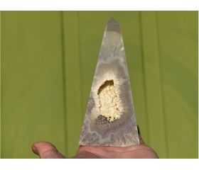 Agaat obelisk met druzy kristallen