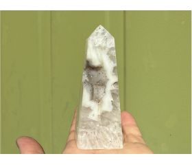 Agaat obelisk met druzy kristallen