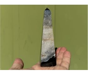 Kneusjeshoek Agaat obelisk met druzy kristallen