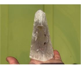 Agaat obelisk met druzy kristallen