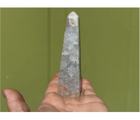 Kneusjeshoek Agaat obelisk met druzy kristallen