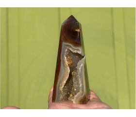 Agaat obelisk met druzy kristallen