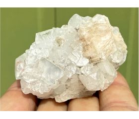 kneusjeshoek Apofyliet kristallen met Stilbiet cluster