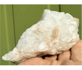 kneusjeshoek Apofyliet kristallen met Stilbiet cluster